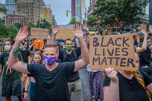 Демонстрация в поддержку движения Black Lives Matter в Нью-Йорке