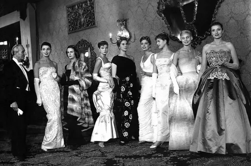 Джованни Баттиста Джорджини с моделями на презентации High Fashion Italian в Лондоне, 1956 год Джованни Баттиста Джорджини с моделями на презентации High Fashion Italian в Лондоне, 1956 год