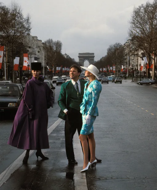 Слава Зайцев с моделями на Елисейских полях в Париже, 25 января 1988 года
