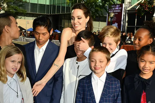 Детей Анджелины Джоли смешат ее выходы на красную дорожку