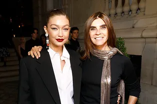 Джиджи Хадид, Карин Ройтфельд, Кайя Гербер на открытии выставки, посвященной Карлу Лагерфельду