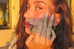 Румяные глазированные ногти: любимый маникюр Хейли Бибер в новом прочтении