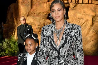 Бейонсе в расшитом фраке с прозрачной юбкой Alexander McQueen на премьере «Короля льва»