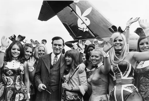 Хью Хефнер в окружении Bunny Girls, 1970 год