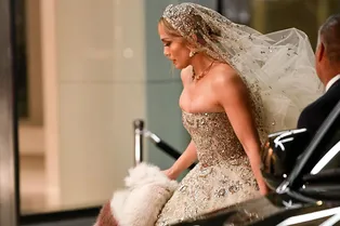 Дженнифер Лопес в роскошном свадебном платье гуляет по Нью-Йорку