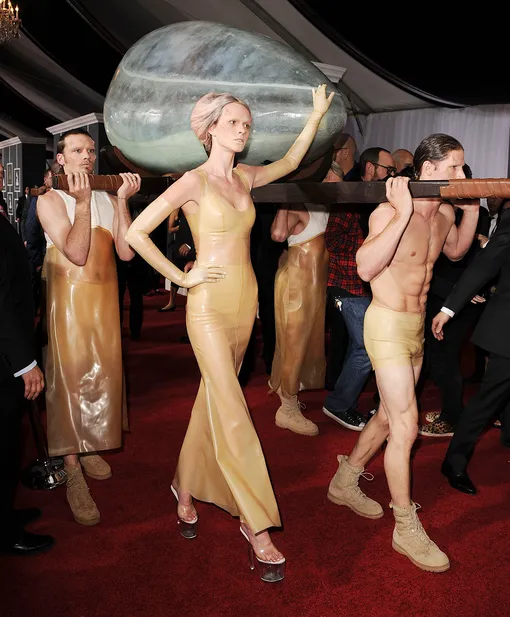 Леди Гага прибыла на церемонию Grammy-2011 в... яйце