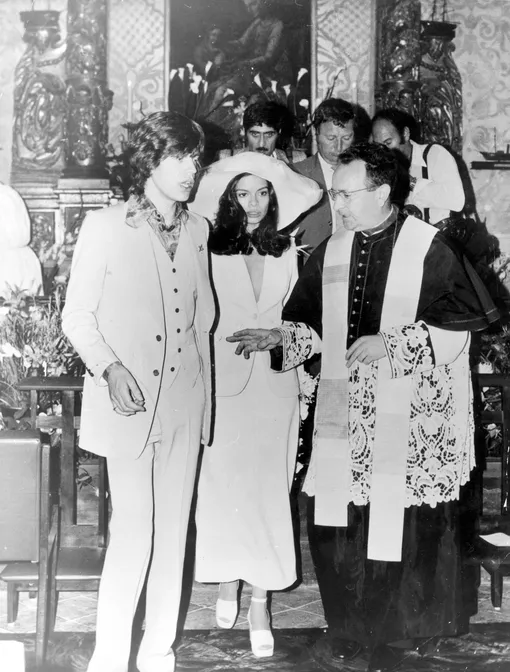 Мик Джаггер и Бьянка во время свадьбы в Сан-Тропе, 1971 год Мик Джаггер и Бьянка во время свадьбы в Сан-Тропе, 1971 год
