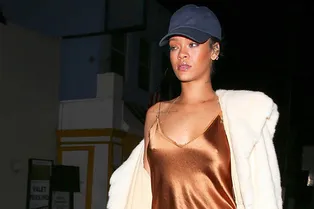 Шуба плюс платье-комбинация: 8 звездных примеров вечерней классики холодного сезона