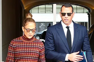 Трикотажное платье с ремнем на талии: любимый прием Дженнифер Лопес подчеркнуть фигуру