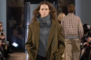 Как носить свитер с высоким горлом: 5 идей с подиума