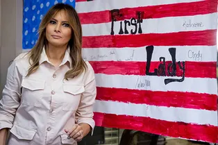 Мелания Трамп в куртке Zara с надписью «Мне все равно» навестила детей мигрантов в Техасе