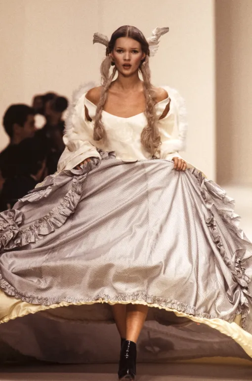 Кейт Мосс на показе John Galliano, весна-лето 1994 Кейт Мосс на показе John Galliano, весна-лето 1994