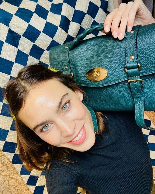 Алекса Чанг с сумкой Mulberry Alexa