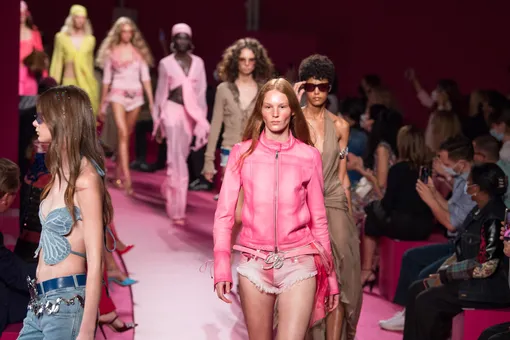 Финал показа Blumarine весна-лето 2022 Финал показа Blumarine весна-лето 2022