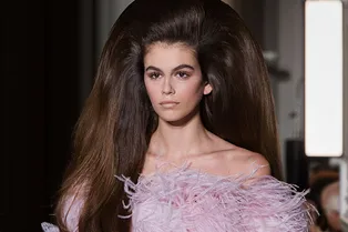 Шлемы из цветов, метры оборок и знаменитые драпировки на показе Valentino