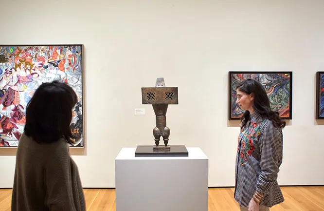 Parviz Tanavoli (в центре). The Museum of Modern Art, New York. Фото: Robert Gerhardt, архивы пресс-службы MoMA