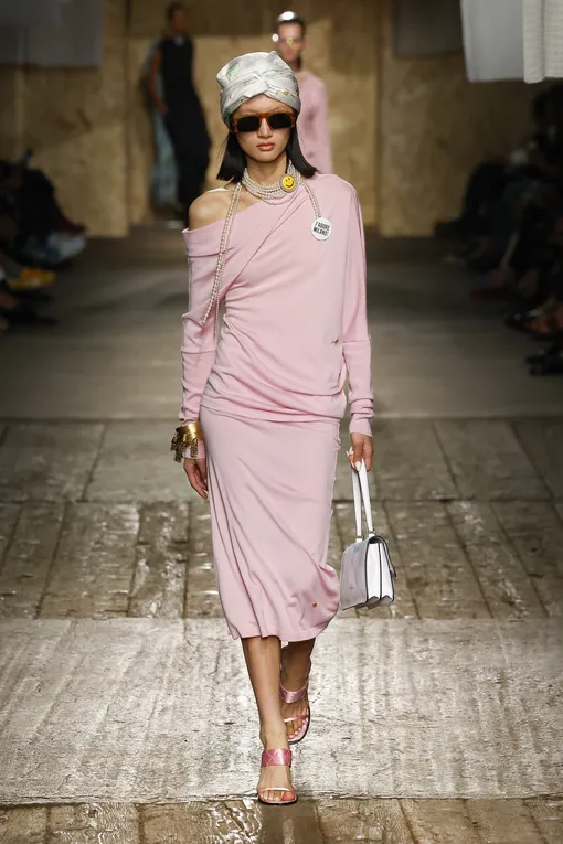 Moschino весна-лето 2025