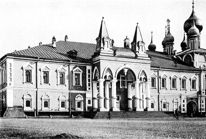 Начнем с сердца столицы. В 1932 году был разрушен Чудов монастырь, основанный еще в 1365 году. На его месте в 1934-м вырос 14-й корпус — здание в неоклассическом стиле. А в 2016-м его снесли, чтобы восстановить монастырь. Правильно сделали?