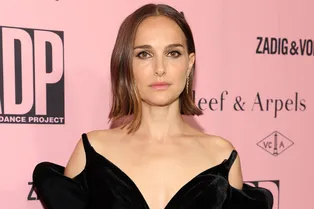 Натали Портман выбрала очень необычное маленькое черное платье для выхода в свет