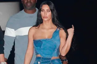 Скинни возвращаются: Ким Кардашьян в необычном джинсовом костюме в Малибу