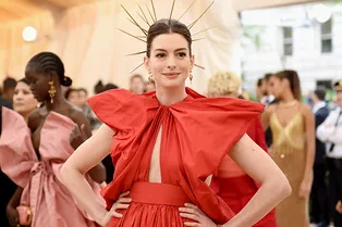 16 самых запоминающихся нарядов Энн Хэтэуэй