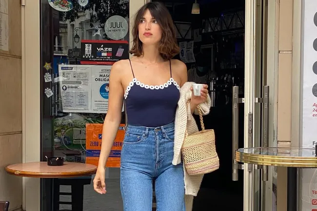 Эти джинсы — главный маст-хэв всех модных француженок