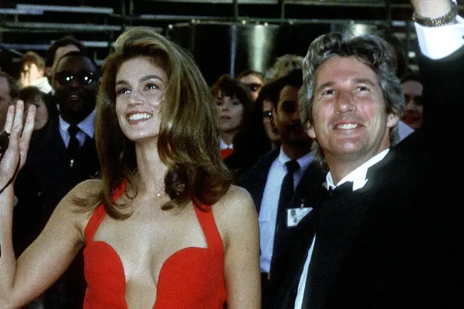 Поцелуи, падения и нога Анджелины Джоли: 20 самых запоминающихся моментов в истории «Оскара»