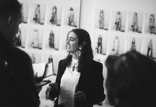Наташа Рамсей-Леви во время бэкстейджа показа CHLOÉ весна-лето 2019 Наташа Рамсей-Леви во время бэкстейджа показа CHLOÉ весна-лето 2019
