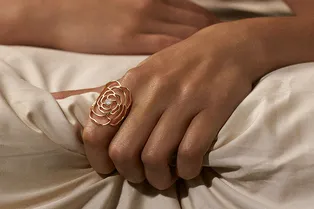 Объект желания: золотые камелии Chanel