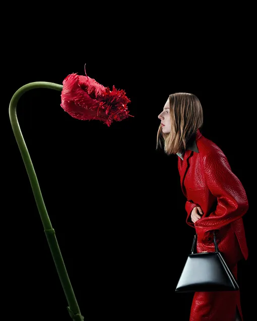 Хантер Шафер в рекламной кампании PRADA осень-зима 2023/24 Хантер Шафер в рекламной кампании PRADA осень-зима 2023/24