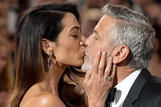 Влюбленная и счастливая: Амаль Клуни в розовом платье Prada призналась Джорджу в любви