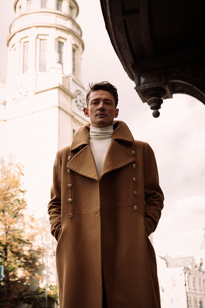 Пальто — Олово @olovomoscow; Свитер, брюки и лоферы — Zara