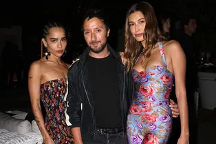 Девушки-цветы: Хэйли Бибер в кэтсьюте и Зои Кравиц в мини на ужине Saint Laurent