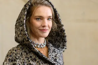 Твидовое пальто с капюшоном и колье из кристаллов Swarovski: Наталья Водянова в первом ряду кутюрного шоу Dior