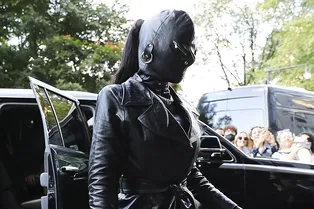 Угадайте кто: Ким Кардашьян появилась на публике в кожаной балаклаве