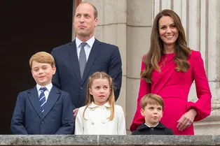 Любой цвет к лицу: Кейт Миддлтон следует примеру королевы и выбирает яркий монохром