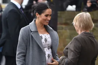 Меган Маркл в цветочном платье подчеркнула заметно округлившийся живот