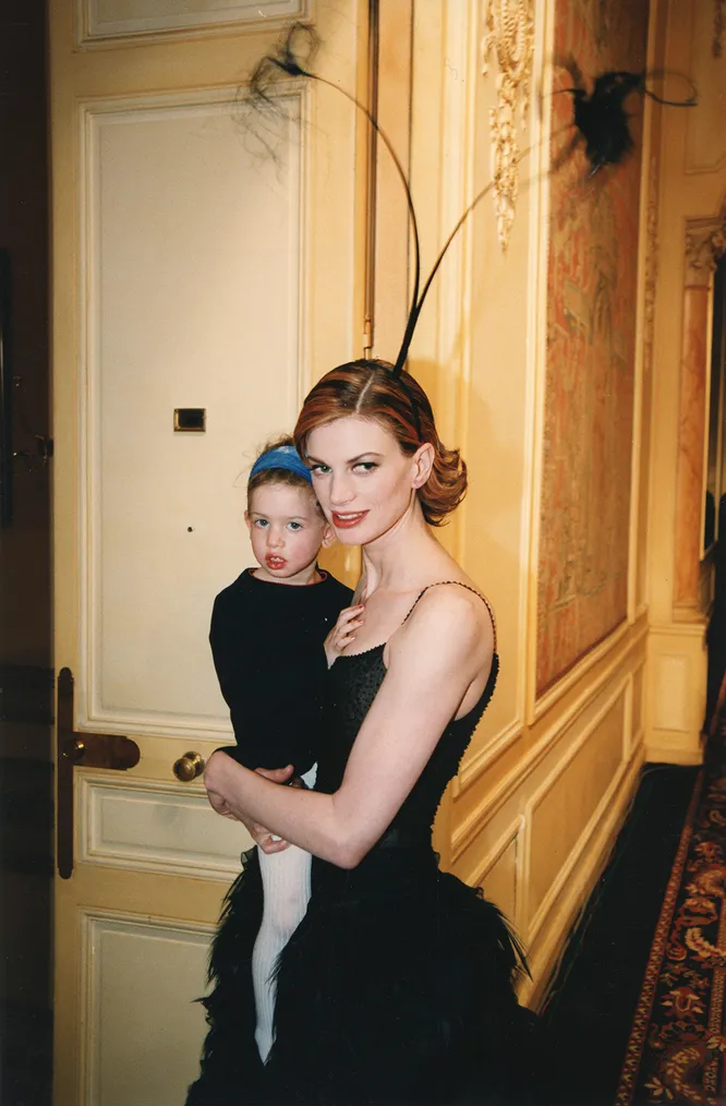 С дочерью Лили во время показа Chanel Haute Couture в Париже, 1997 год
