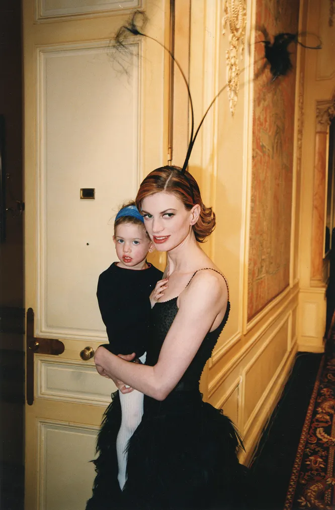 С дочерью Лили во время показа Chanel Haute Couture в Париже, 1997 год С дочерью Лили во время показа Chanel Haute Couture в Париже, 1997 год