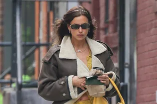 Ирина Шейк нашла идеальную длинную дубленку — и носит ее под желтый вязаный костюм