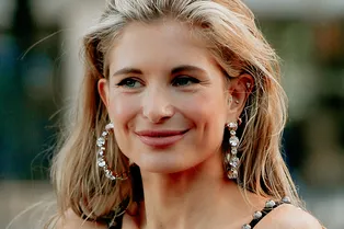 Огромные серьги-хупы плюс высокая прическа — простое комбо, которое сделает шею бесконечной