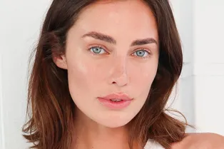 Вместо фототерапии: 10 проверенных средств, которые выравнивают тон кожи