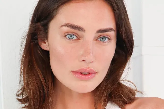 Вместо фототерапии: 10 проверенных средств, которые выравнивают тон кожи