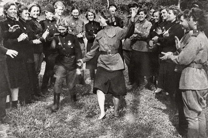 «В минуты отдыха. Летчицы 46-го женского авиационного полка Таманской дивизии», 1943. Фото: Евгений Халдей