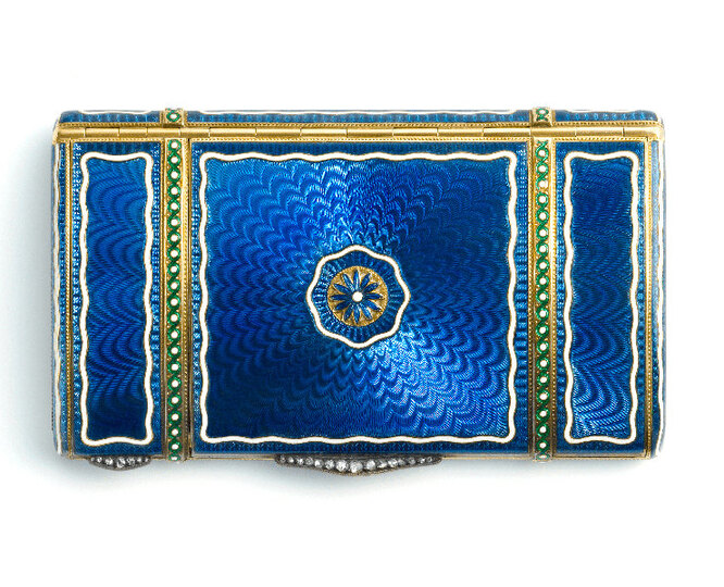 Портсигар. Cartier Париж, 1907. Золото, серебро Полупрозрачная синяя эмаль на гильошированной поверхности, белая и зеленая эмаль, бриллианты огранки роза.
