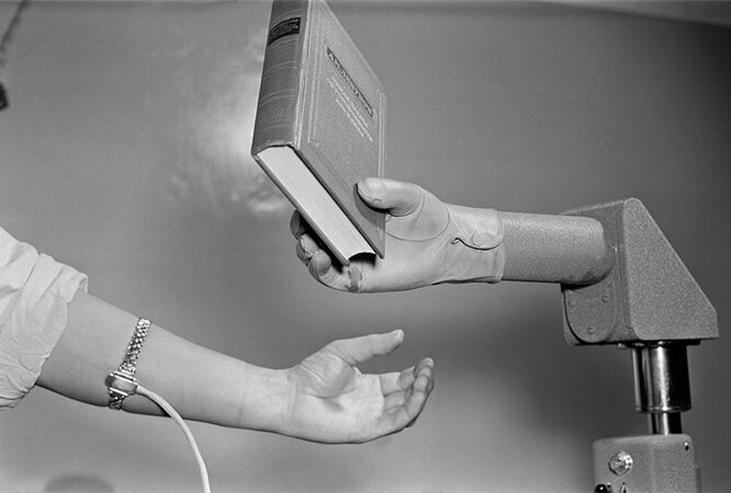Лев Портер, Марк Редькин, 1958 год Биоманипулятор в виде кисти человека, изготовленный Институтом машиноведения и ЦНИИ протезирования