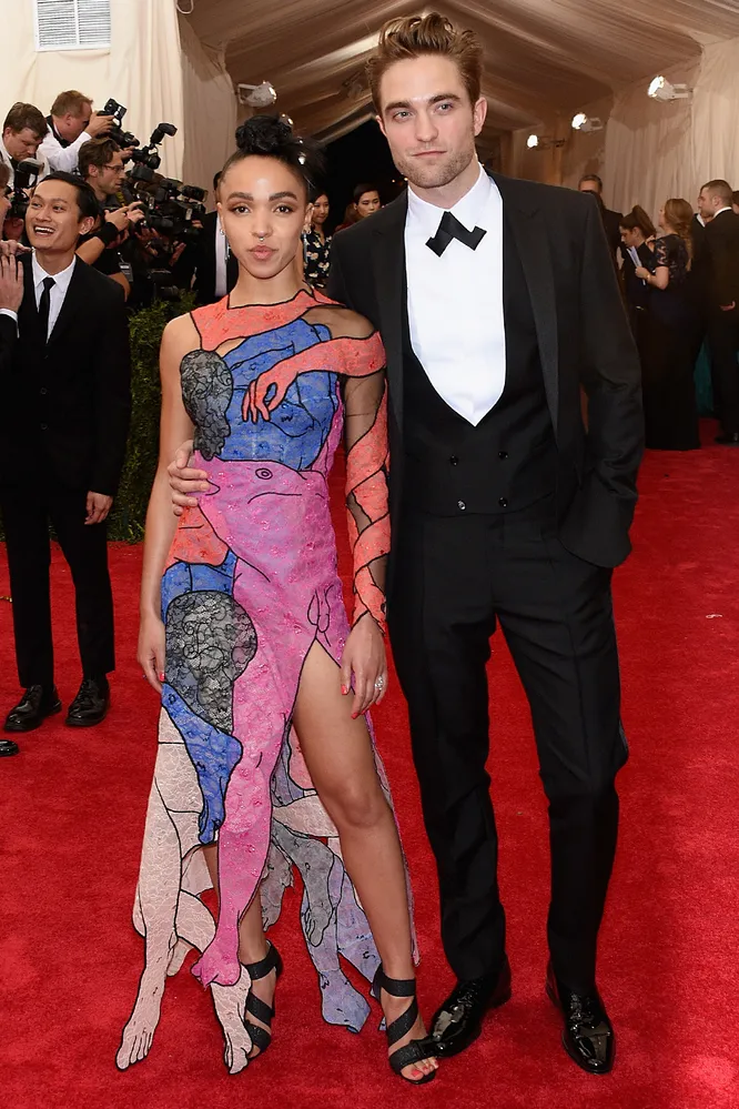 FKA Twigs в Christopher Kane и Роберт Паттинсон, 2015 год