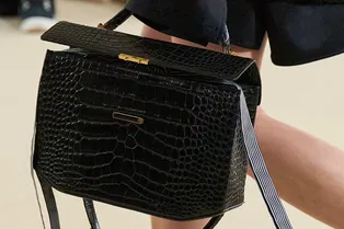 10 стильных и удобных черных сумок, в которые поместится все