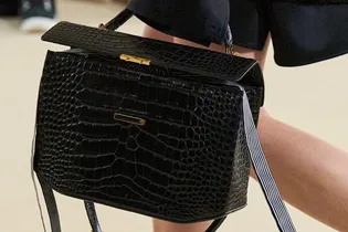 10 стильных и удобных черных сумок, в которые поместится все