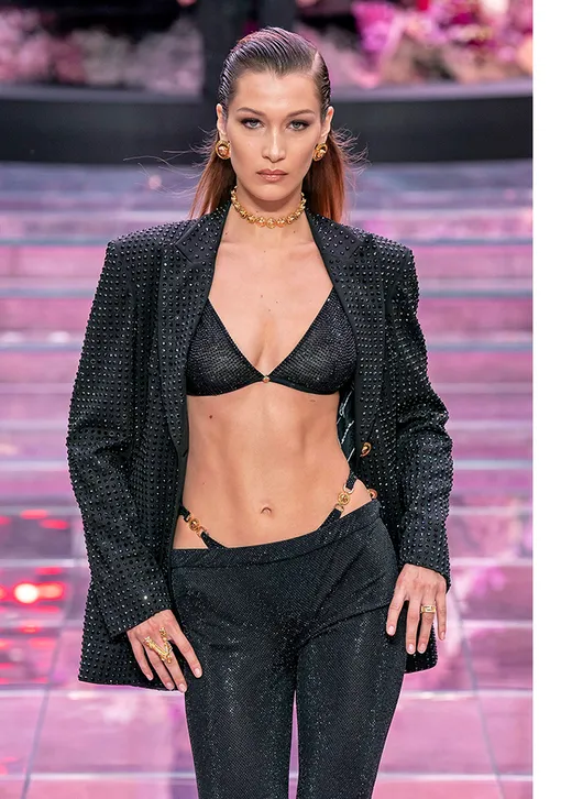 Белла Хадид на мужском показе Versace весна-лето 2020